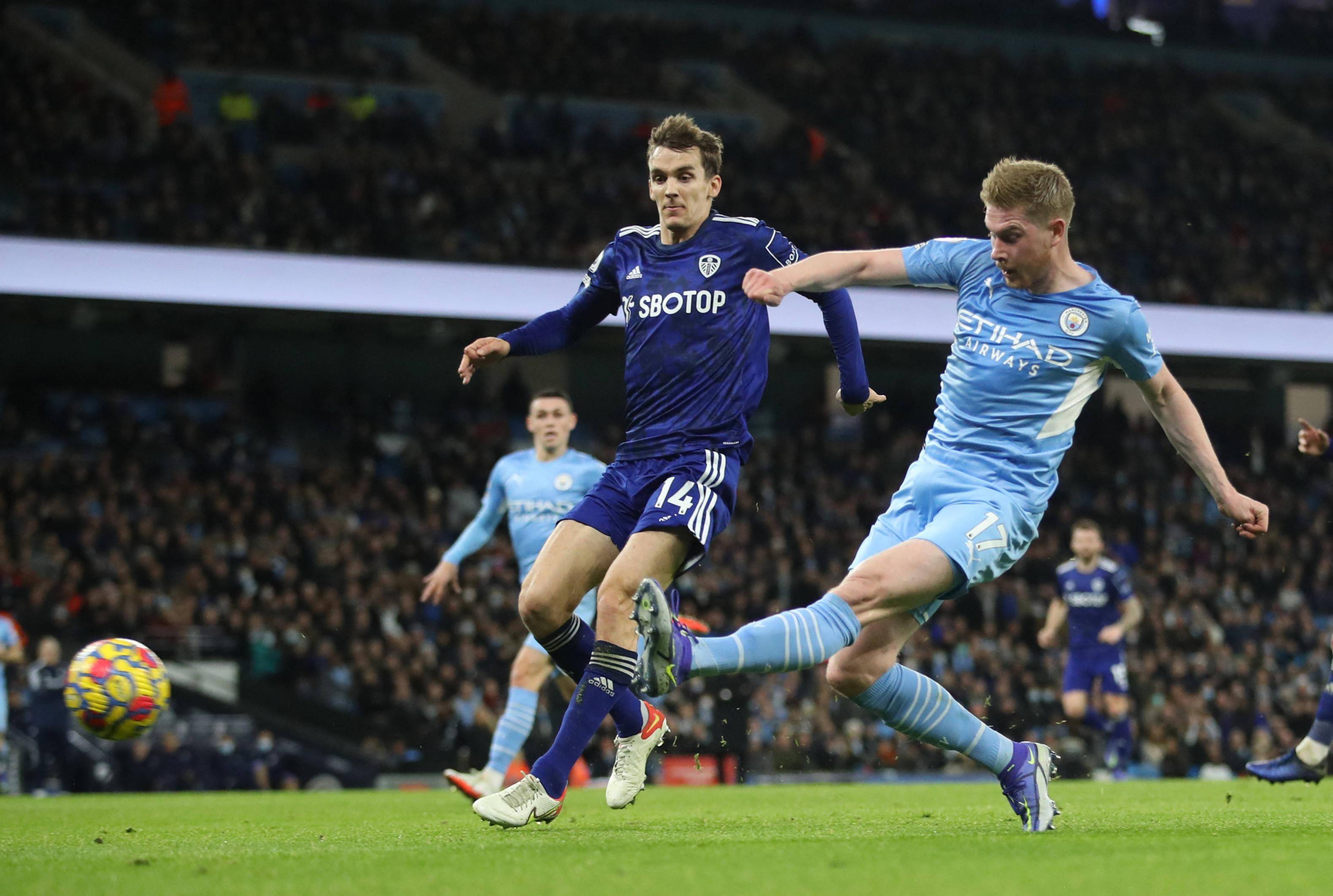 新赛季首张直红！王大雷出击踢倒刘鑫瑜，VAR介入后改判直红.